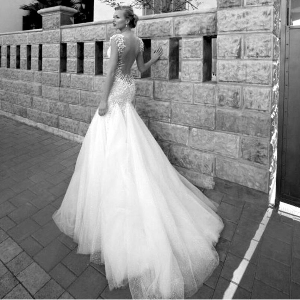 Like new Giselle Galia Lahav and detachable 10-foot train.